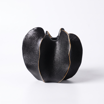 Ribbed carambola ceramic vase – Petal – Black, on a white background